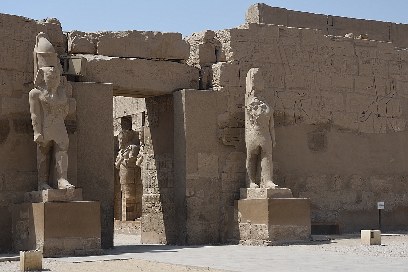 20 MAK_6127bis.jpg - Sempre a destra un piccolo tempio dedicato al faraone Ramses III.